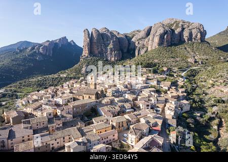 Spanien, Aragon, Aguero, das Dorf und los Mallos de Aguero (Luftaufnahme) Stockfoto