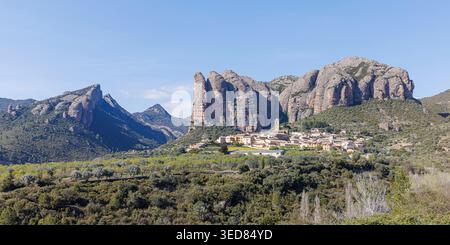 Spanien, Aragon, Aguero, das Dorf und los Mallos de Aguero Stockfoto