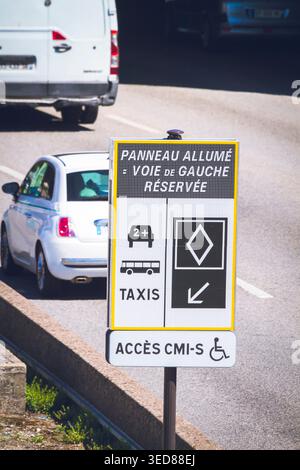 Frankreich, Ile-de-France, Paris, Porte, Maillot, Eingang zur Ringstraße, Schild, das die linke Spur anzeigt, reserviert für bestimmte Fahrzeugtypen Stockfoto