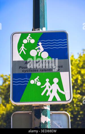 Frankreich, Ile-de-France, Paris, Panel am Ufer der seine. Gemeinsame Achse. Zur Sicherheit aller Radfahrer bitte langsamer fahren. Stockfoto
