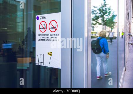Frankreich, Ile-de-France, Paris, Schild am Fuße des Groupe BPCE-Gebäudes. Vor dem Gebäudeeingang ist kein Rauchen oder Dampfbad verboten. Stockfoto