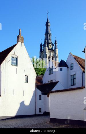 Belgien, Provinz Westflandern, Kortrijk, Beguinage Sint Elisabeth (Begijnhof Sint Elisabeth) von Kortrijk, die von der UNESCO zum Weltkulturerbe erklärt wurde und 1238 von der Gräfin von Flandern, Joan von Konstantinopel und den 41 weißen Häusern aus dem 17. Jahrhundert gegründet wurde und im Hintergrund die Kirche St. Martin (Sint Maerteenskerk) Stockfoto