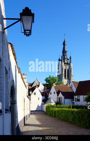 Belgien, Provinz Westflandern, Kortrijk, Beguinage Sint Elisabeth (Begijnhof Sint Elisabeth) von Kortrijk, die von der UNESCO zum Weltkulturerbe erklärt wurde und 1238 von der Gräfin von Flandern, Joan von Konstantinopel und den 41 weißen Häusern aus dem 17. Jahrhundert gegründet wurde und im Hintergrund die Kirche St. Martin (Sint Maerteenskerk) Stockfoto