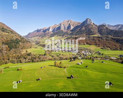 Frankreich, Savoie, Parc naturel régional du Massif des Bauges, La Compôte, die im Tal in einer Entfernung vom Dorf errichteten Taillette-Heutonnen zur Lagerung von Heu und zur Vermeidung von Bränden, das Dorf, der Trelod (2181 m) und der Dent de Pleuven (1768 m), (aus der Vogelperspektive) Stockfoto