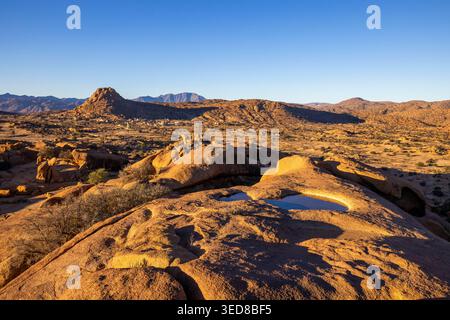 Marokko, Region Souss-Massa, Tafraoute, Dorf Doutalzoughte im Herzen einer spektakulären Landschaft mit Felsformationen, die charakteristisch für das Tal Tafraoute sind Stockfoto