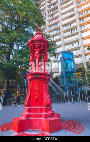 Frankreich, Ile-de-France, Paris, 13. Arrondissement, der rote Wallace-Brunnen in Chinatown Stockfoto