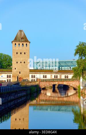 Frankreich, Bas Rhin, Straßburg, Altstadt zum Weltkulturerbe der UNESCO, Petite France, der überdachten Brücken über den Fluss krank und das Musée d'Art Moderne et Contemporain de Strasbourg auch genannt MAMCS (Museum für Moderne und Zeitgenössische Kunst in Straßburg) vom Architekten Adrien Fainsilber Stockfoto