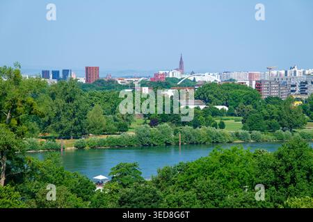 Frankreich, das Unterrhein, Straßburg, der Rhein und die Kathedrale Notre Dame im Hintergrund Stockfoto