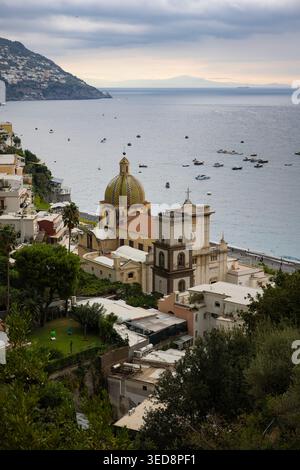 Panoramablick auf Positano, Amalfiküste, Italien mit farbenfrohen Häusern und Kirchenkuppel Stockfoto