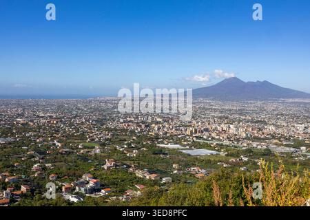 Panoramablick auf die Metropolregion Neapel mit dem Vesuv und der Bucht von Neapel unter klarem Himmel Stockfoto