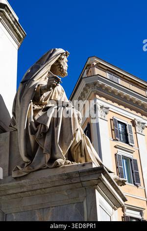 Marmorfigur mit Schleier und Lorbeerkrone am Fuß der Säule der Unbefleckten Empfängnis, Piazza Mignanelli, Rom, Italien Stockfoto