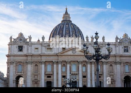 Fassade des Petersdoms mit Michelangelo-Kuppel und Gusseisenlaterne, Vatikanstadt, Rom, Italien Stockfoto