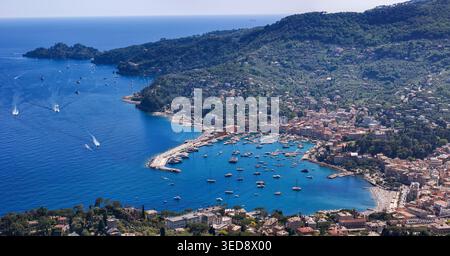Aus der Vogelperspektive auf den malerischen Hafen voller Yachten und Boote entlang der farbenfrohen Küstenstadt und der üppigen grünen Hügel in Santa Margherita Ligure, Li Stockfoto