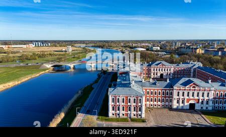 Drohnenblick auf Jelgava Palast und Lielupe Fluss in Lettland Landschaft Stockfoto