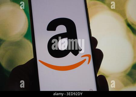 Das Amazon-Logo wird auf einem Smartphone-Bildschirm angezeigt Stockfoto