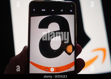Das Amazon-Logo wird auf einem Smartphone-Bildschirm angezeigt Stockfoto