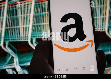 Das Amazon-Logo wird auf einem Smartphone-Bildschirm angezeigt Stockfoto