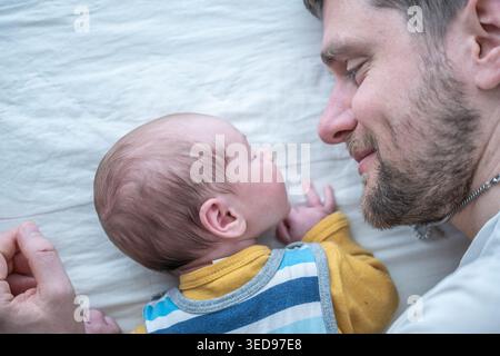 Vater und Kind teilen einen zärtlichen Moment der Verbindung und der Familienliebe Stockfoto