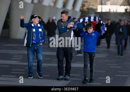 Liverpool, Großbritannien. Mai 2026. Everton-Fans unterhalten sich außerhalb des Bodens, während sie sich vor dem Spiel auf den Weg zu den Drehkreuzen machen. Premier League Match Everton gegen Manchester City im Hill Dickinson Stadium in Liverpool am Montag, 4. Mai 2026. Dieses Bild darf nur für redaktionelle Zwecke verwendet werden. Nur redaktionelle Verwendung, Bild von Chris Stading/Andrew Orchard Sportfotografie/Alamy Live News Credit: Andrew Orchard Sportfotografie/Alamy Live News Stockfoto