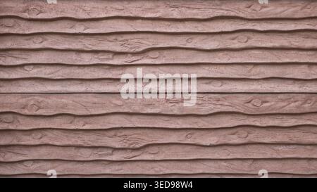 Eine Oberfläche aus in mattem Braun lackierten horizontalen Dielen mit überlappenden Kanten, Wand- oder Zaunpaneelen mit strukturierten Holzpaneelen Stockfoto