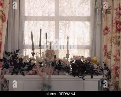 Vintage-Fensterbank mit Kandelabern, Puppe und Blumen im Café Ott und Matilda Kohvik in Estland Stockfoto