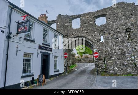 Das Gate House und der Boot and Shoe Pub, Kidwelly, Carmarthenshire Stockfoto