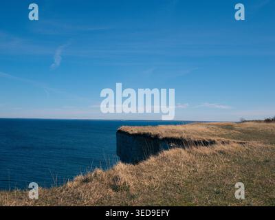 Grasbewachsene Kalksteinklippe mit Blick auf die Ostsee in Paldiski, Estland, an einem klaren Frühlingstag Stockfoto