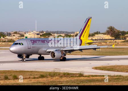 Der Germanwings Airbus A319-112 (REG: D-AKNK) landete gerade Landebahn 31 mit aufgebauten Spoilern. Stockfoto