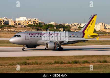 Der Germanwings Airbus A319-112 (REG: D-AKNK) landete gerade Landebahn 31 mit aufgebauten Spoilern. Stockfoto