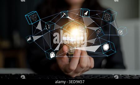 Innovatives Blockchain-Technologiekonzept mit Leuchtbirne und digitalen Symbolen für moderne Konnektivität und Datensicherheitsquark. Stockfoto