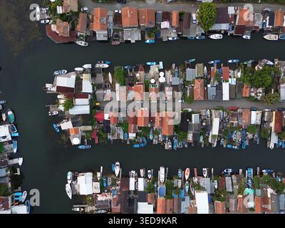 Fischerdorf in Bulgarien aus einer Drohne in Aerial View geschossen Stockfoto