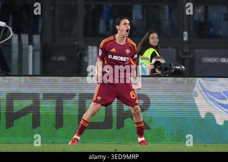 Rom, Italien. Mai 2026. Rom, Italien, 4. Mai 2026: Niccolò Pisilli von AS Roma feiert sein viertes Tor während des Spiels der Serie A Enilive zwischen AS Roma und ACF Fiorentina im Stadio Olimpico in Rom, Italien, am 4. Mai 2026. Quelle: Nicola Ianuale/Alamy Live News Stockfoto