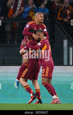 Rom, Italien. Mai 2026. Rom, Italien, 4. Mai 2026: Niccolò Pisilli von AS Roma feiert sein viertes Tor während des Spiels der Serie A Enilive zwischen AS Roma und ACF Fiorentina im Stadio Olimpico in Rom, Italien, am 4. Mai 2026. Quelle: Nicola Ianuale/Alamy Live News Stockfoto