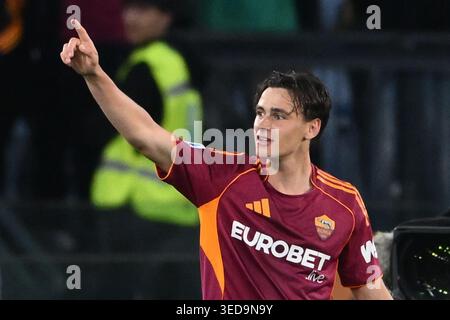 Rom, Italien. Mai 2026. Rom, Italien, 4. Mai 2026: Niccolò Pisilli von AS Roma feiert sein viertes Tor während des Spiels der Serie A Enilive zwischen AS Roma und ACF Fiorentina im Stadio Olimpico in Rom, Italien, am 4. Mai 2026. Quelle: Nicola Ianuale/Alamy Live News Stockfoto