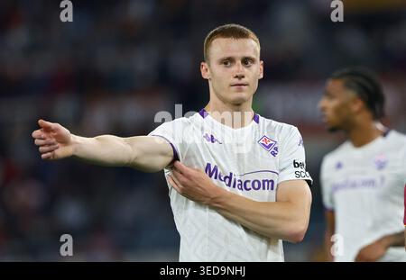 Rom, Italien. Mai 2026. Pietro Comuzzo von Fiorentina während der italienischen Meisterschaft Serie A Fußballspiel zwischen AS Roma und ACF Fiorentina am 4. Mai 2026 im Stadio Olimpico in Rom, Italien - Credit: Federico Proietti / Alamy Live News Stockfoto