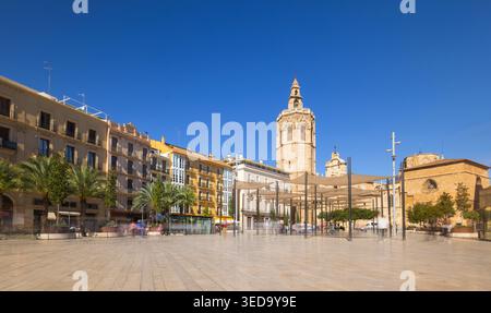 Plaza de la Reina, ein Hauptplatz in Valencia, Spanien an einem klaren Tag mit blauem Himmel. Stockfoto