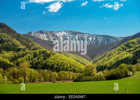 Wunderschönes Tal Umgeben Von Majestätischen Gipfeln. Atemberaubender Blick Auf Die Berge Mit Farbenfrohen Quellen Und Wolken Stockfoto