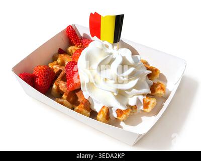 Zwei belgische Waffeln mit Schlagsahne und frischen Erdbeeren - weißer Hintergrund ****Originalfoto des Beitragenden, modifiziert mit AI to Stockfoto