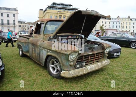 Ein 1955 Chevrolet 3200 Fleetside Pickup Truck parkt auf dem Drive IT Day, Teignmouth, Devon, England, Großbritannien. Stockfoto