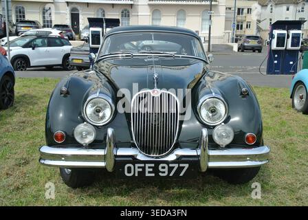 Ein Jaguar XK150 Sportwagen aus dem Jahr 1960, der im Drive IT Day in Teignmouth, Devon, England, Großbritannien, geparkt wird. Stockfoto
