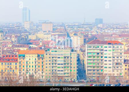 Der Blick aus dem Hochwinkel zeigt die dichte Stadtlandschaft von Turin, Italien, mit historischen Ziegeldächern und modernen Wolkenkratzern Stockfoto