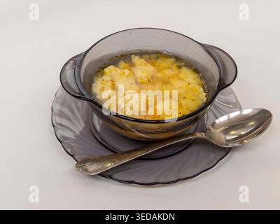 Suppe in einer Schüssel mit selbstgemachten Knödeln auf weiß Stockfoto
