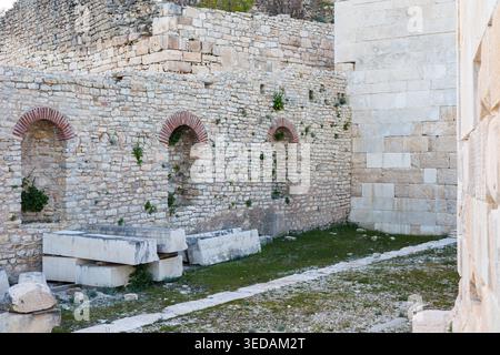 Alte Steinmauer mit Bogennischen in einer historischen archäologischen Stockfoto