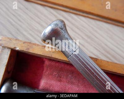 Sehen Sie sich die Schraubenzieher aus der Nähe an, um Publikationen und Geschichten aus der Bildungswissenschaft zu erhalten Stockfoto