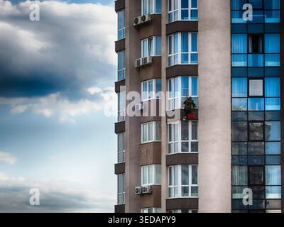 Fensterreiniger in einem Hochhaus Stockfoto