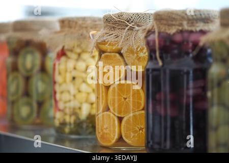 Bunte Gläser gefüllt mit Früchten auf einem Markt Stockfoto
