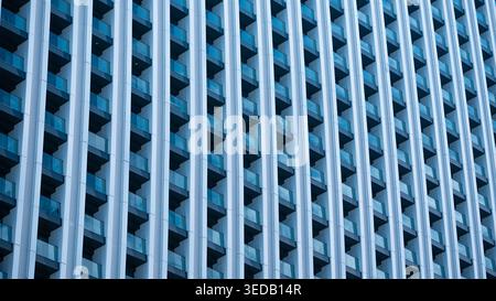 Sich wiederholende geometrische Muster von Glasbalkonen in einem großen modernen Wohngebäude Stockfoto