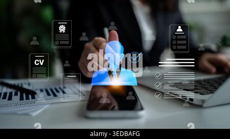 Ein Profi, der digitale Bewerbungswerkzeuge auf einem Smartphone untersucht, umgeben von Symbolen für Lebensläufe und Auswertungen in einer modernen Büroumgebung Stockfoto