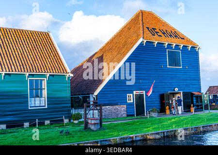 Bauernhölzer im niederländischen Dorf. Bezirk Holland Zaandam. Zaanse Schans, Niederlande - 27. Oktober 2025. Stockfoto