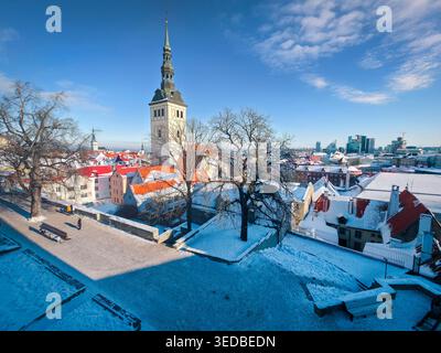 Tallinn ist die Hauptstadt Estlands und eines der am besten erhaltenen mittelalterlichen Schätze in Europa Stockfoto